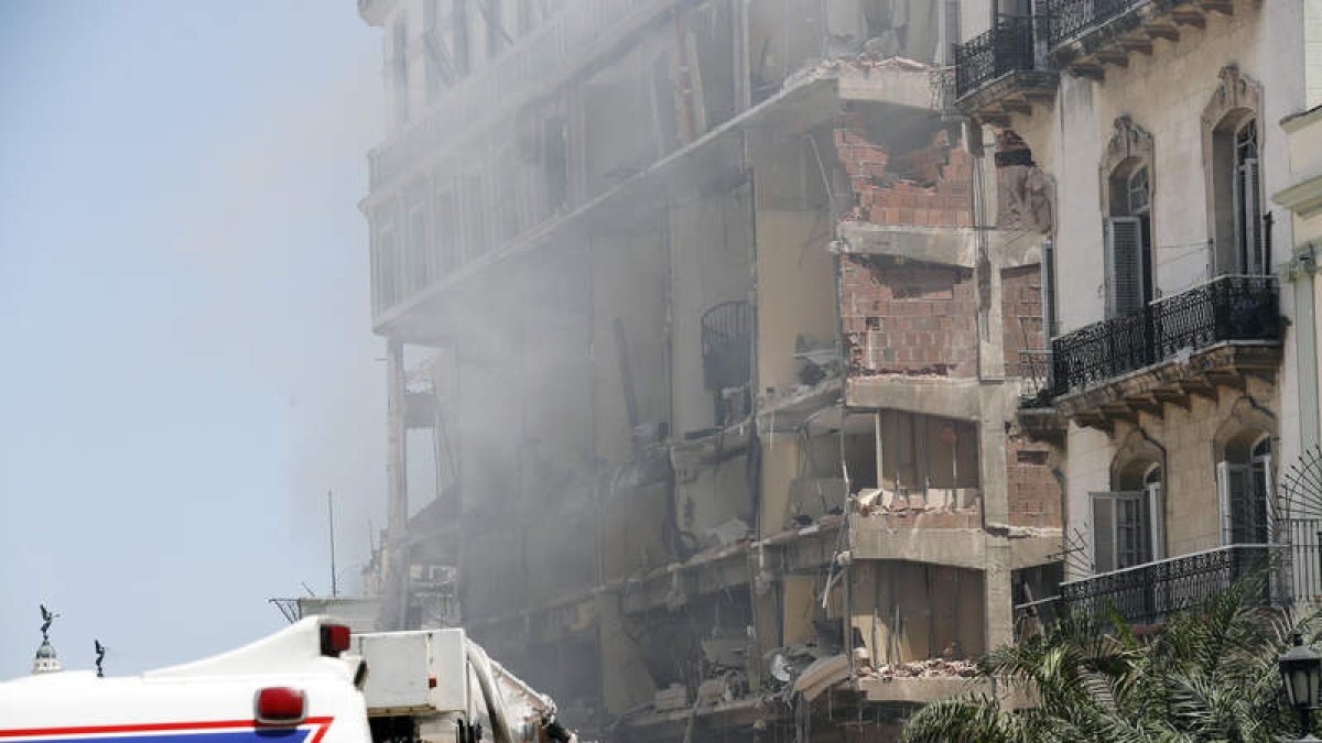 Estado en el que quedó el hotel Saratoga de La Habana tras la explosión. ERNESTO MASTRASCUSA