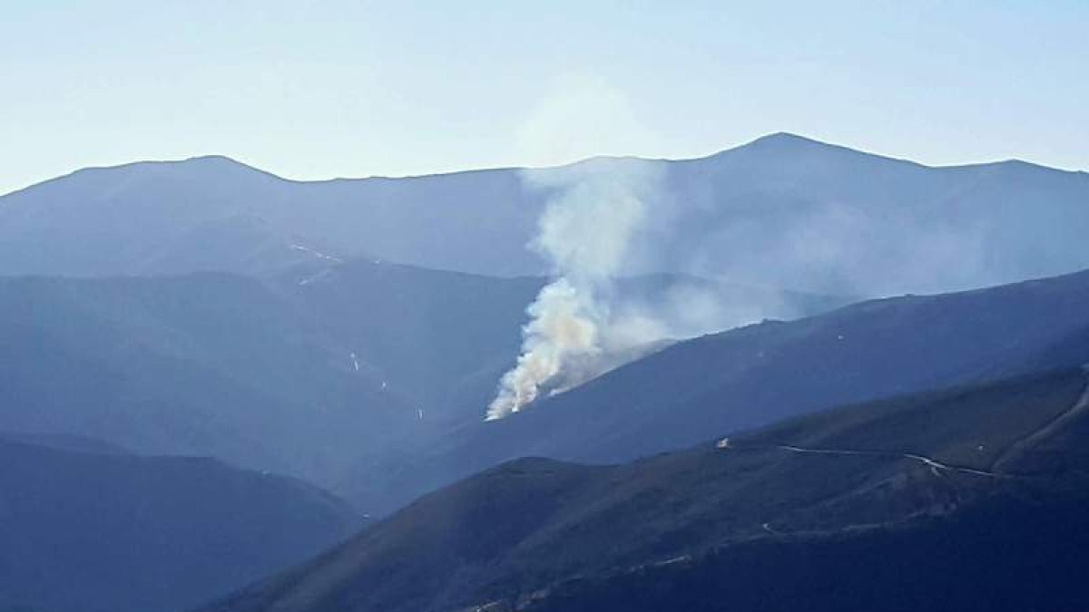 Incendio entre los municipios de Oencia y Sobrado registrado el pasado 14 de febrero. DL