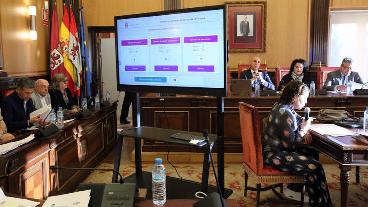 El Ayuntamiento de León aprobó ayer los criterios para el sorteo público de los miembros de las mesas electorales del 28-M. DL