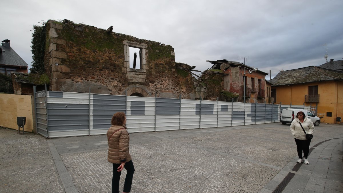 Vista de la fachada y la valla metálica que la separa de la calle frente al Castillo de los Templarios. L. DE LA MATA
