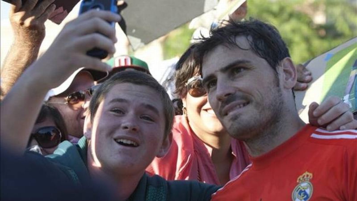 Casillas se fotografía con un aficionado tras el entrenamiento del domingo pasado en Los Ángeles.