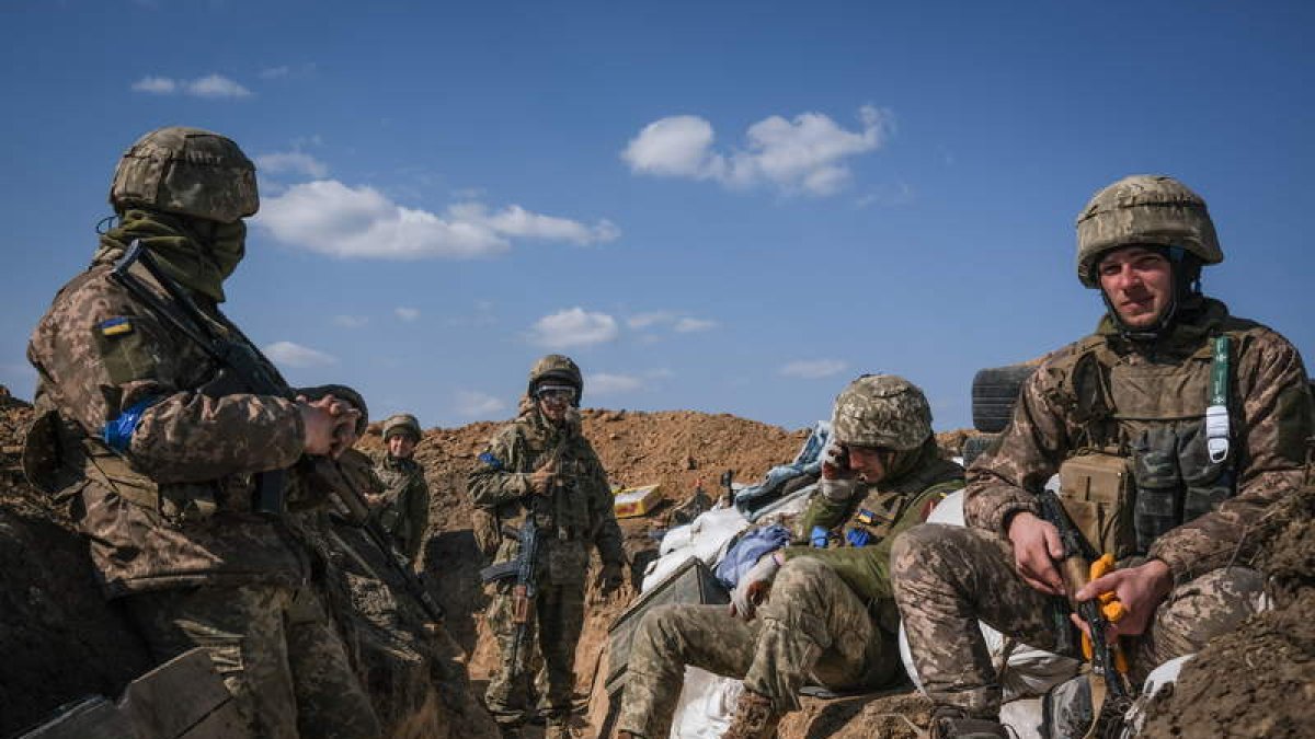 Soldados ucranianos
en una trinchera
mientras toman
posiciones en la
ciudad de Mykolaiv.
SEDAT SUN