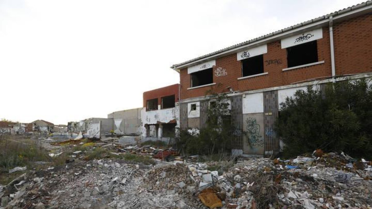 Lugar donde se produjo el accidente, al caer el niño desde el tejado de las naves abandonadas.