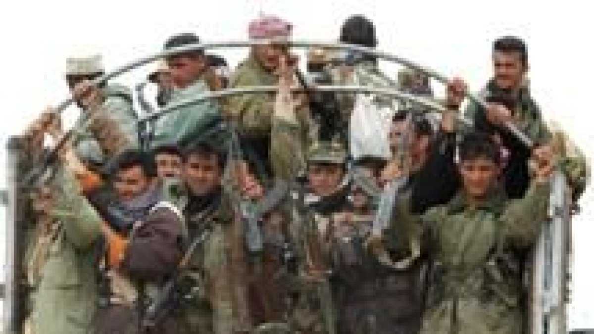 Varios guerrilleros del Kurdistán se dirigen al frente norte, cerca de la ciudad de Mosul