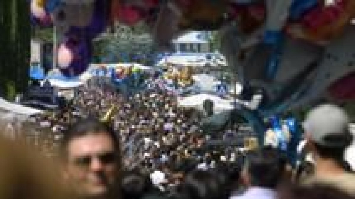 Cacabelos se llenó ayer con una multitud que asistía a la feria de la Cruz de Mayo y la del Vino