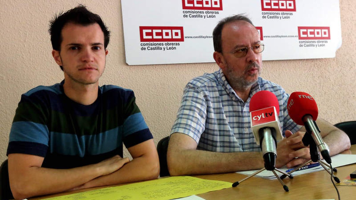 Diego Hierro e Ignacio Fernández explican los servicios a la juventud de CC OO.
