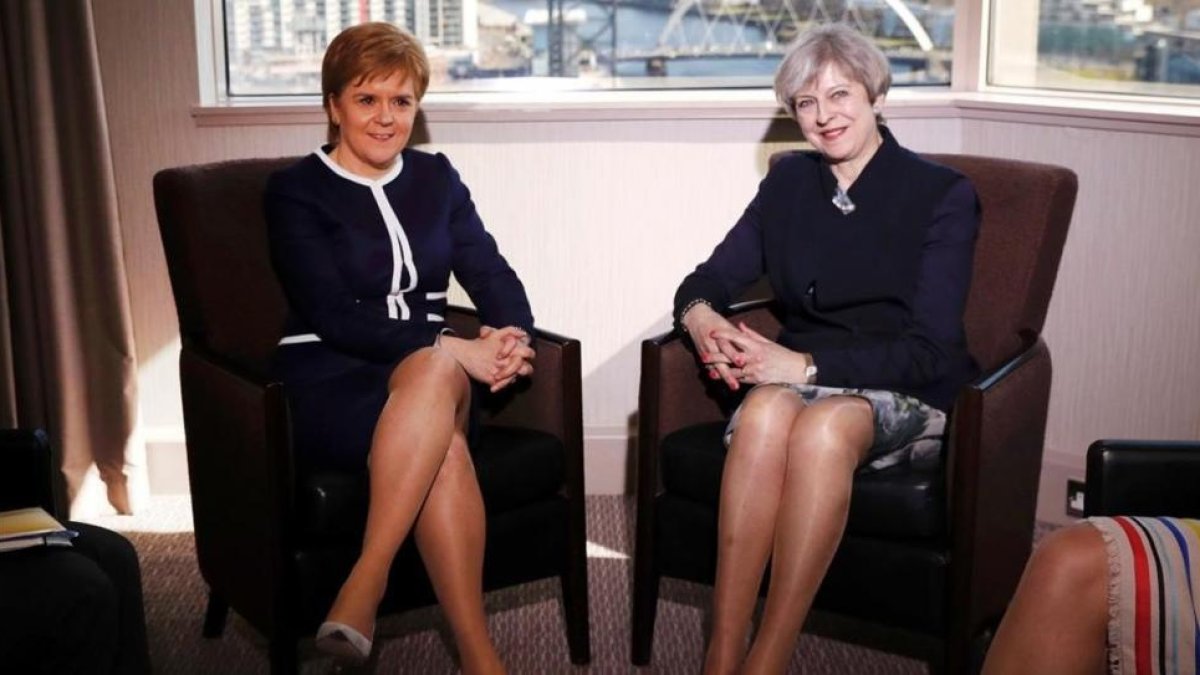 La primera ministra británica, Theresa May (derecha), junto a la ministra principal de Escocia Nicola Sturgeon durante su reunión en Glasgow.