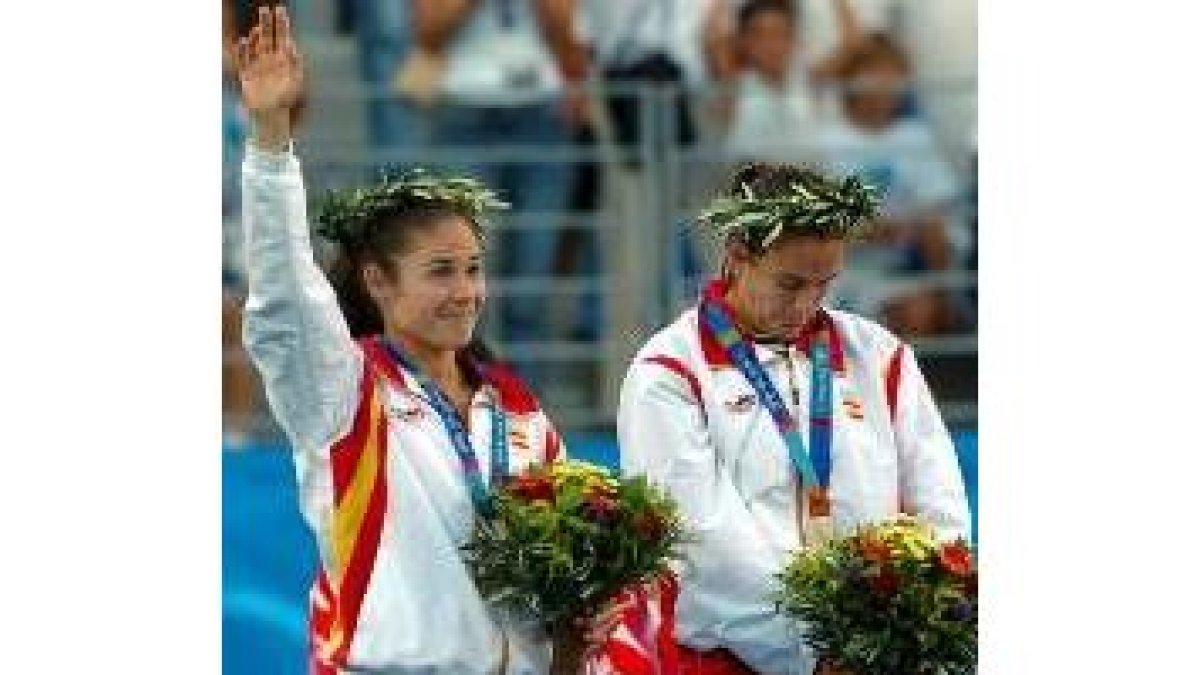 Ruano, a la izquierda, celebra la medalla de plata mientras que Conchita la mira con tristeza