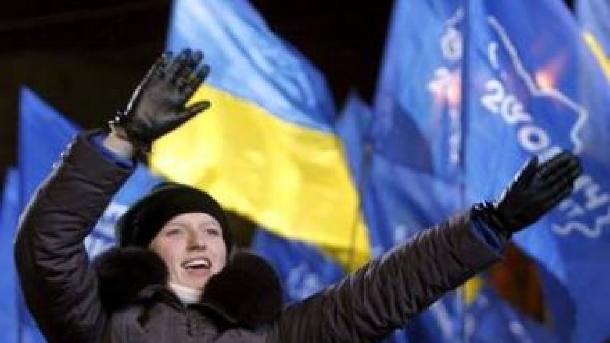 Seguidores gritan consignas durante un mitin de campaña del candidato Viktor Yanukovich.