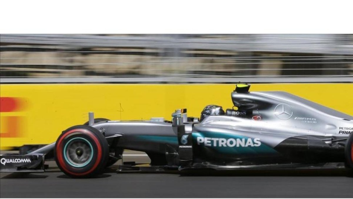 Rosberg, durante la calificación en el circuito urbano de Bakú.