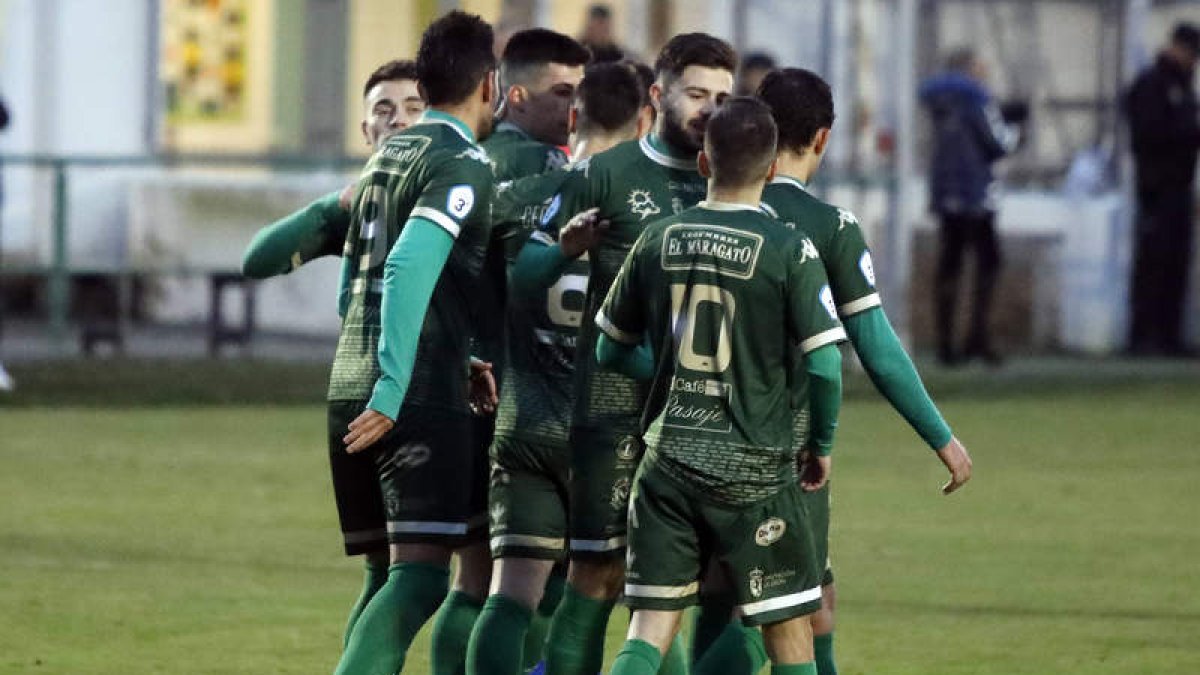 Los jugadores astorganos celebran uno de los goles marcados ante el Sporting Uxamao. MARCIANO PÉREZ