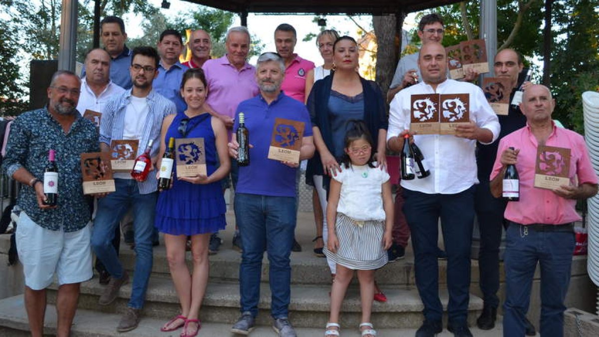 Foto de las autoridades con todos los premiados ayer en la Feria del Vino de la DO León celebrada en Valencia de Don Juan. MEDINA