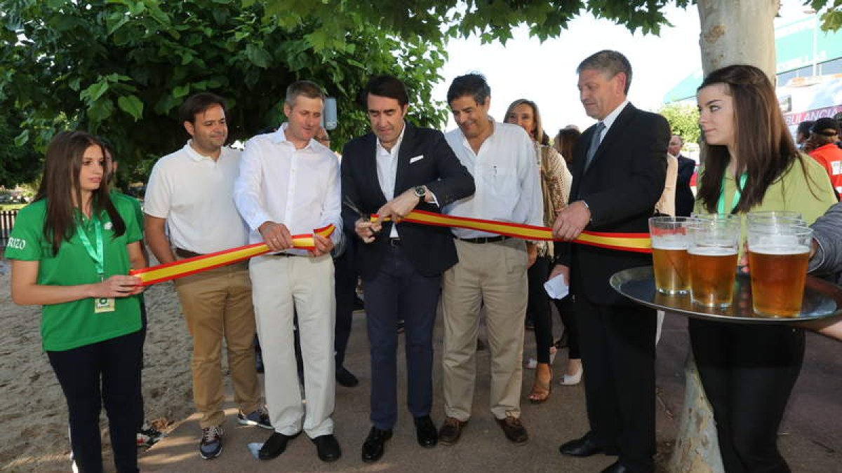 Juan Carlos Suárez Quiñones corta la cinta que dio por inaugurada la décima edición de la Feria del Lúpulo y la Cerveza.