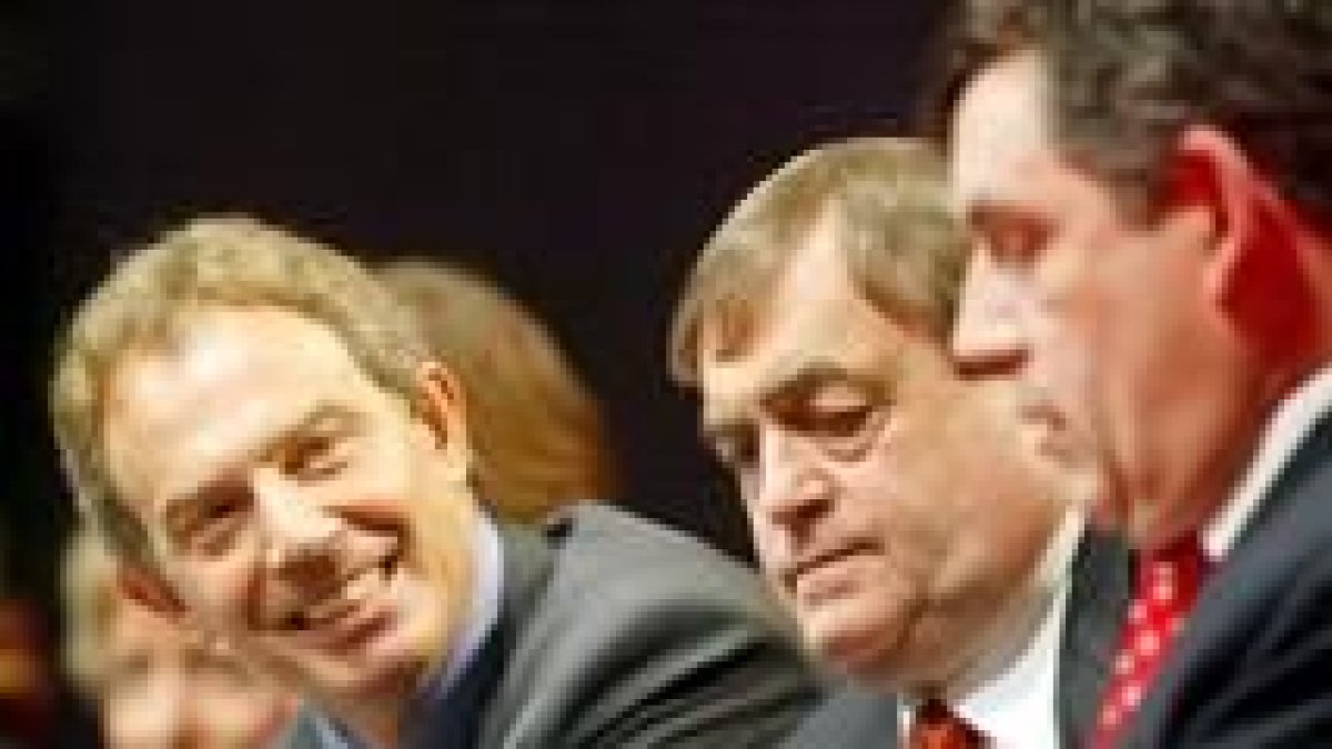 Tony Blair conversa con el ministro de Economía, Gordon Brown (a la derecha), en una foto de archivo