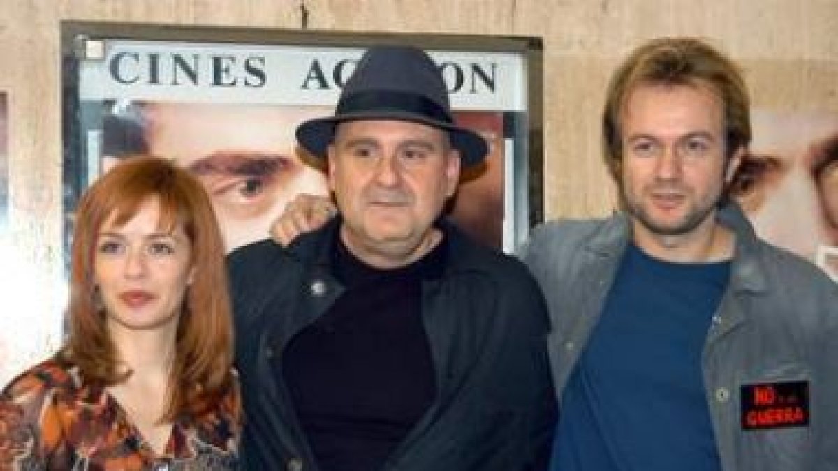 Antón Reixa junto con los actores María Adánez y Tristán Ulloa.
