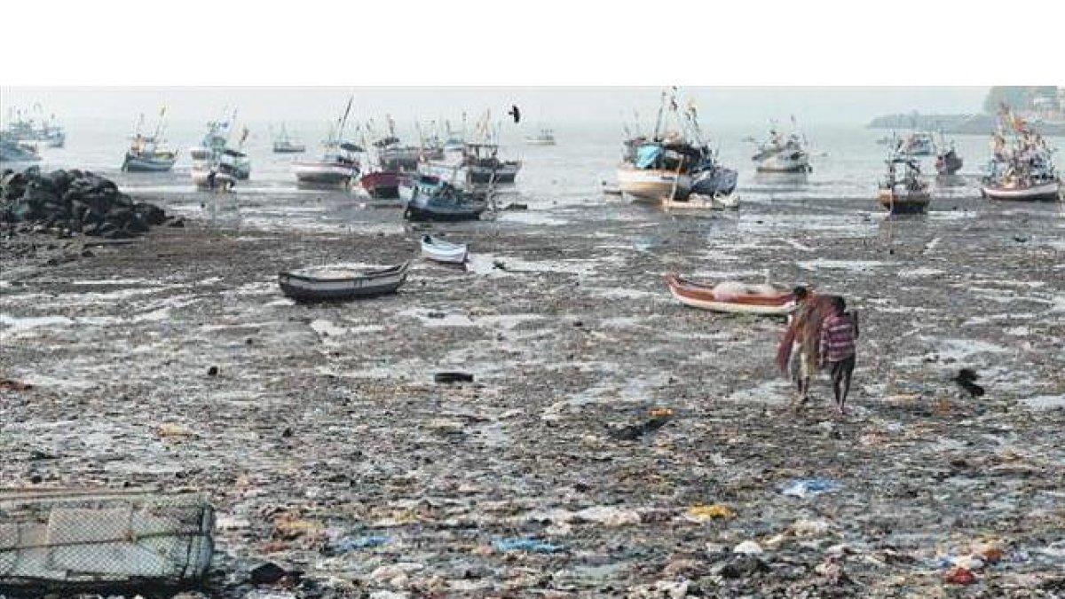 Basura marina. Acumulación de plásticos y otros residuos flotantes en una zona portuaria cercana a la ciudad india de Bombay.