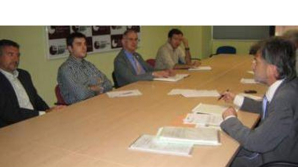 La directiva del CEL escuchó las explicaciones del gerente del Ecyl en León.
