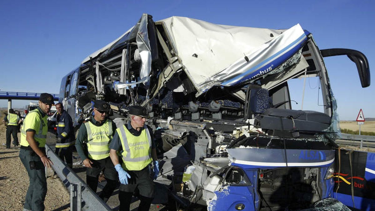 Estado en el que quedó el autobús implicado en una colisión con un camión. WIFREDO GARCÍA