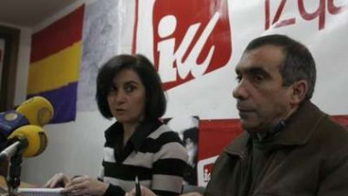 Adelina Rodríguez, ayer en la sede de IU en Ponferrada junto a Alfredo Peláez, de la agrupación loca