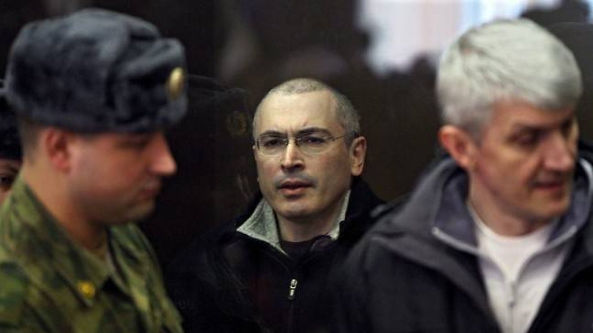El opositor ruso Mijaíl Jodorkovski (centro), a su llegada al tribunal del distrito moscovita de Jamóvniki, en marzo del 2009.