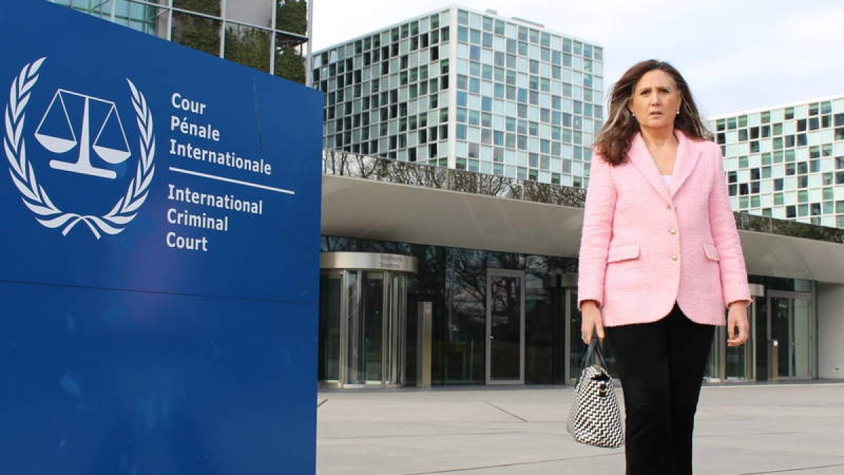 Sonia Robla, en una imagen tomada a las puertas de la Corte Penal Internacional, en La Haya, donde trabaja desde 2004. DL