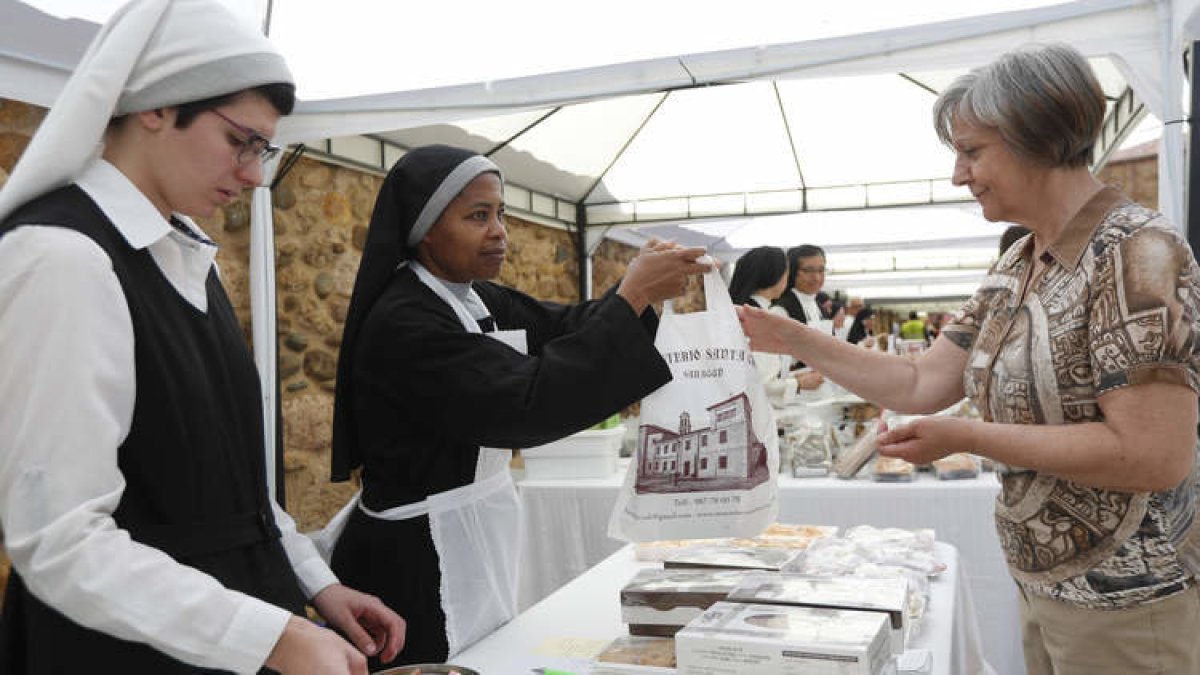 Las hermanas deja por un día su vida en clausura en sus conventos para vender al público sus productos. JESÚS F. SALVADORES