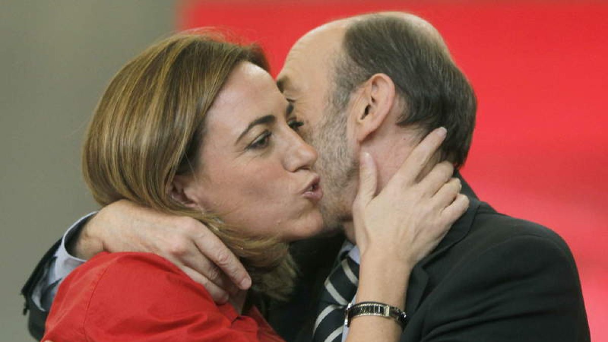 Chacón y Pérez Rubalcaba se besan durante un mitin de esta última campaña en Barcelona.