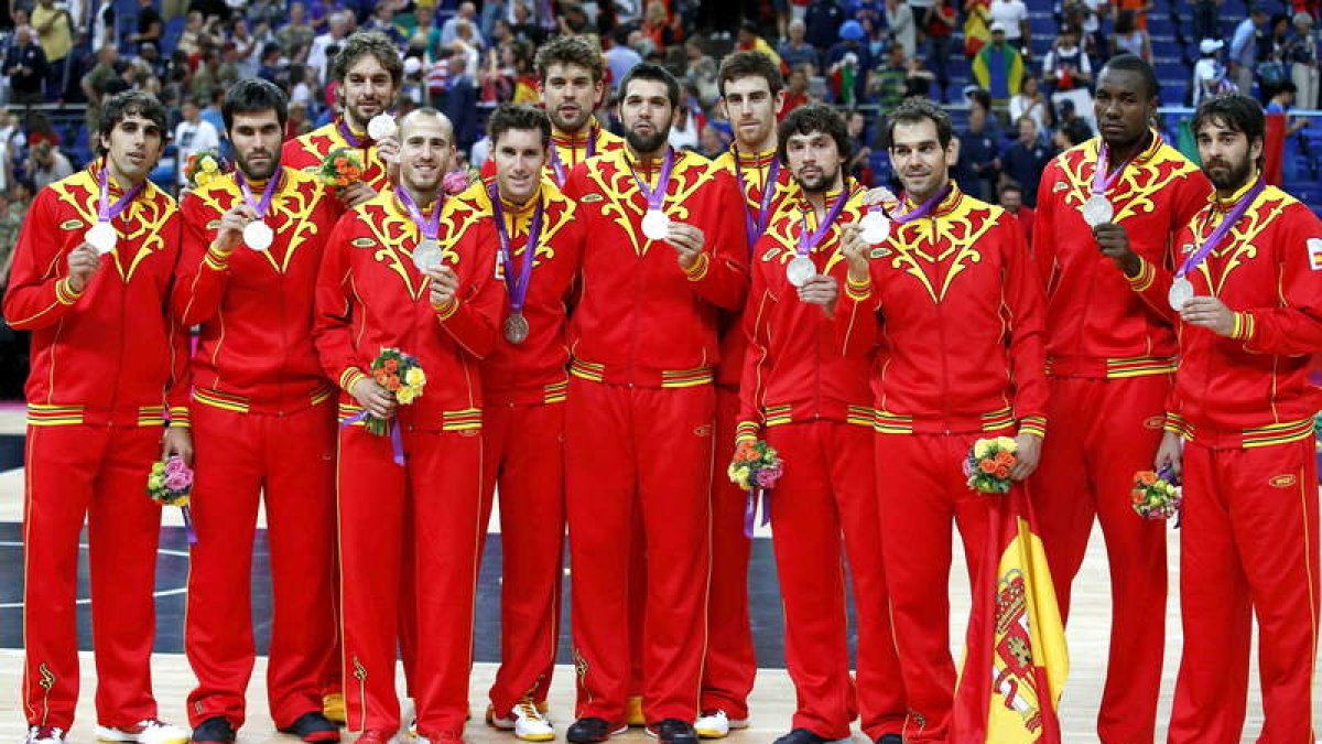 Los jugadores españoles de baloncesto posan con la medalla de plata de los Juegos Olímpicos de Londres tras perder la final contra Estados Unidos.