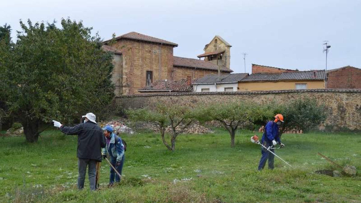 Limpieza del monasterio cisterciense. JOSÉ ANTONIO GARCÍA VILLAR