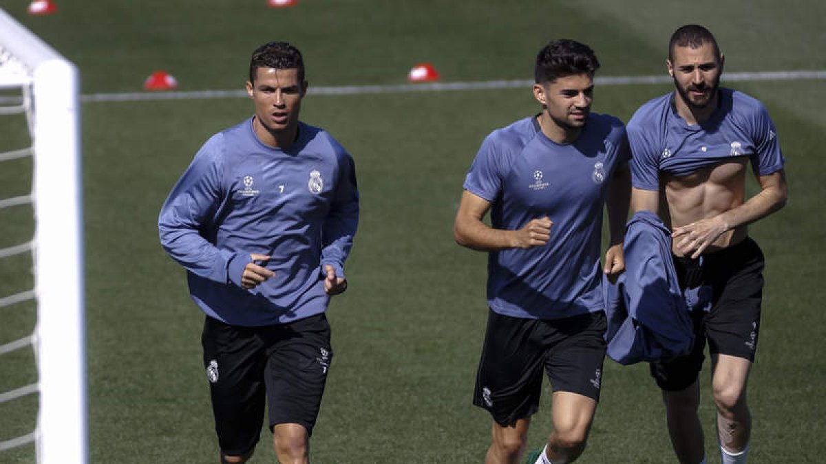 Cristiano, Enzo Fernández y Benzema en el entrenamiento de ayer del Real Madrid. NARANJO