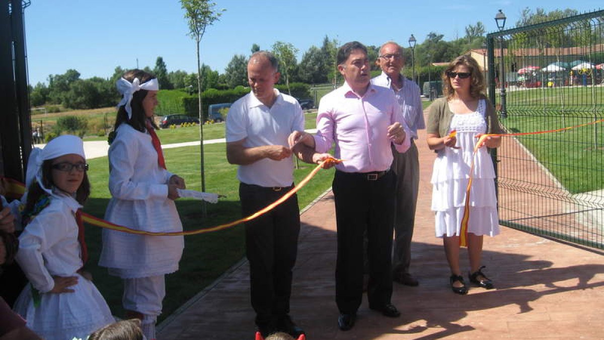 Barazón cortó la cinta inaugural del nuevo parque.