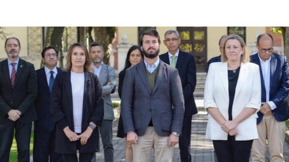 El vicepresidente de la Junta de Castilla y León, Juan García Gallardo (c), junto a las consejeras de Familia e Igualdad de Oportunidades, Isabel Blanco (d), y la de Educación, Rocío Lucas. NACHO GALLEGO