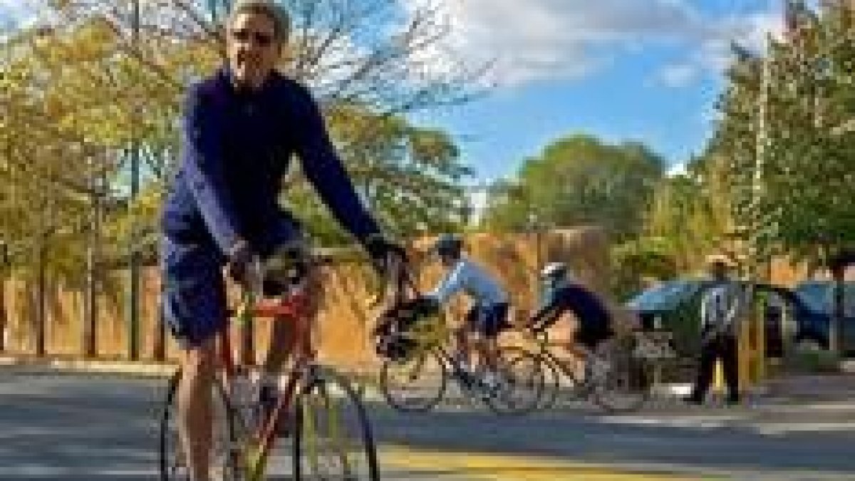 Kerry sale en bicicleta el hotel donde se alojó en Santa Fé (Nuevo México)