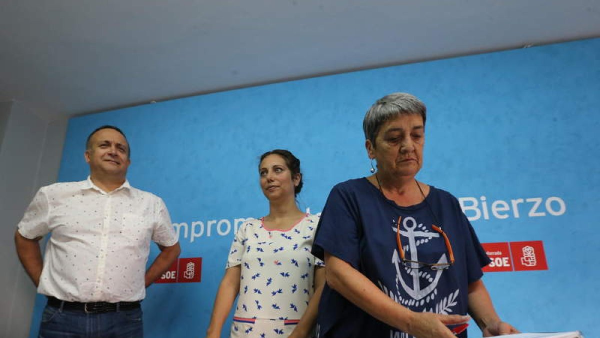 Gerardo Álvarez Courel, Helena Castellanos y María Luisa González Santín, ayer.