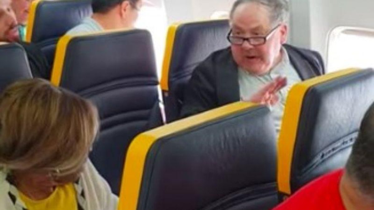 Un pasajero racista se niega a sentarse junto a una mujer negra en un vuelo de Ryanair.