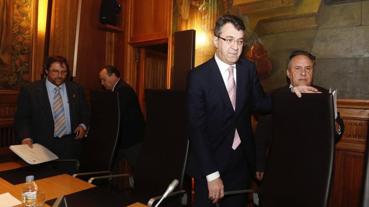 Juan Martínez Majo en el salón de plenos de la Diputación de León