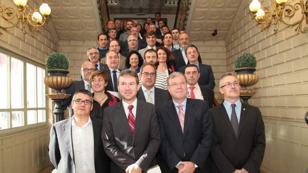 Los alcaldes del Camino, entre ellos los de Burgos, León y Jaca, ayer en su encuentro