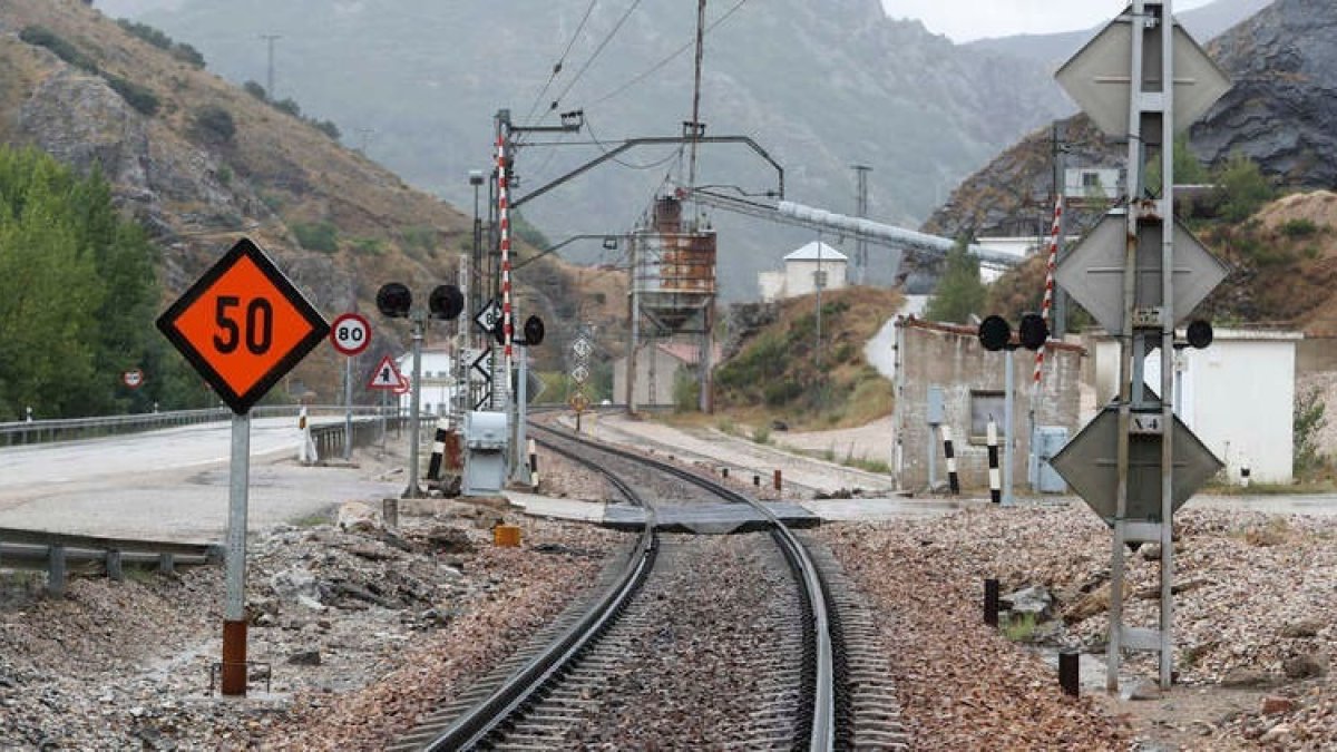 Línea de tren entre León y Asturias. DL