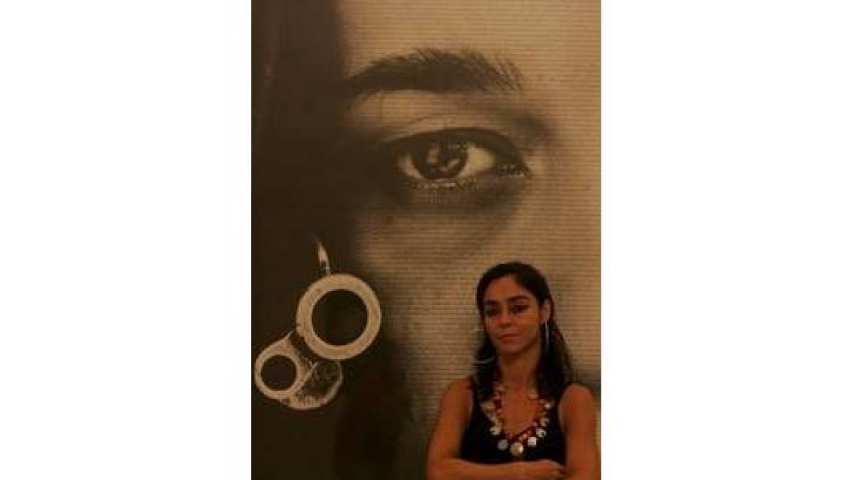 Shrin Neshat ante una de las obras de la exposición «The last word»
