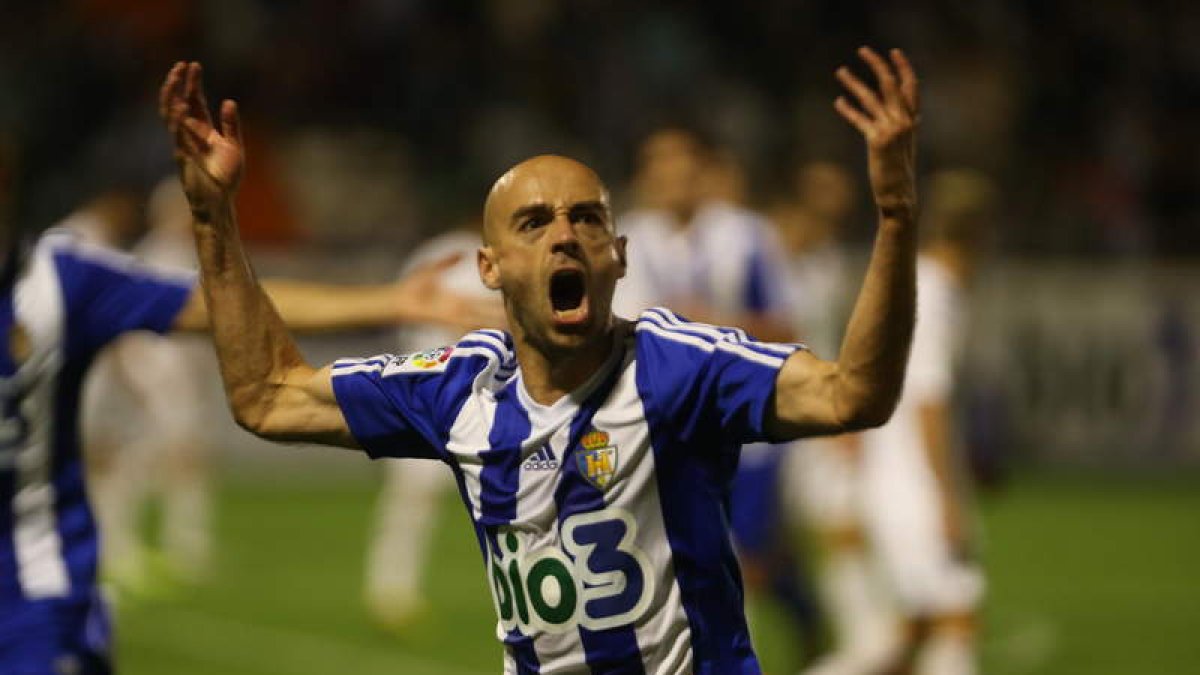 Pablo Infante celebra el gol de la Ponferradina, que sirvió para que el equipo berciano siga inexpugnable en su estadio de El Toralín, en el que ha conseguido las tres victorias en lo que va de campeonato.