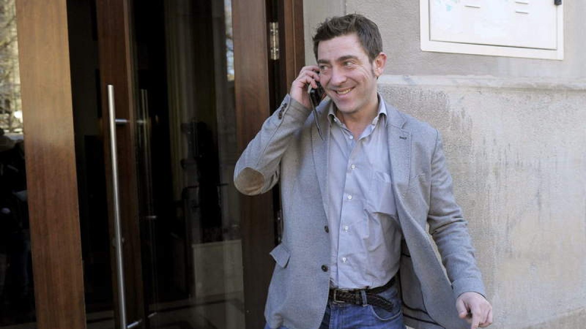 El secretario general del PSN-PSOE, Roberto Jiménez, abandona la sede de su partido.
