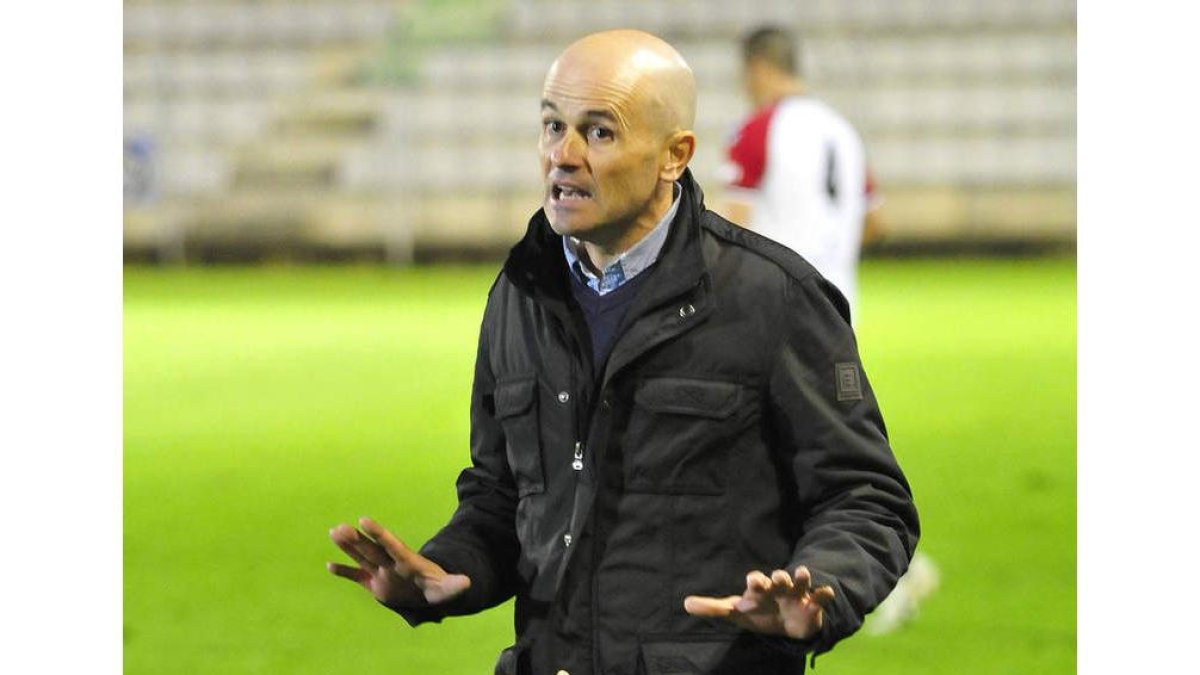 El entrenador de la Cultural Javier Cabello cree que el juego no se acompaña de resultados positivos