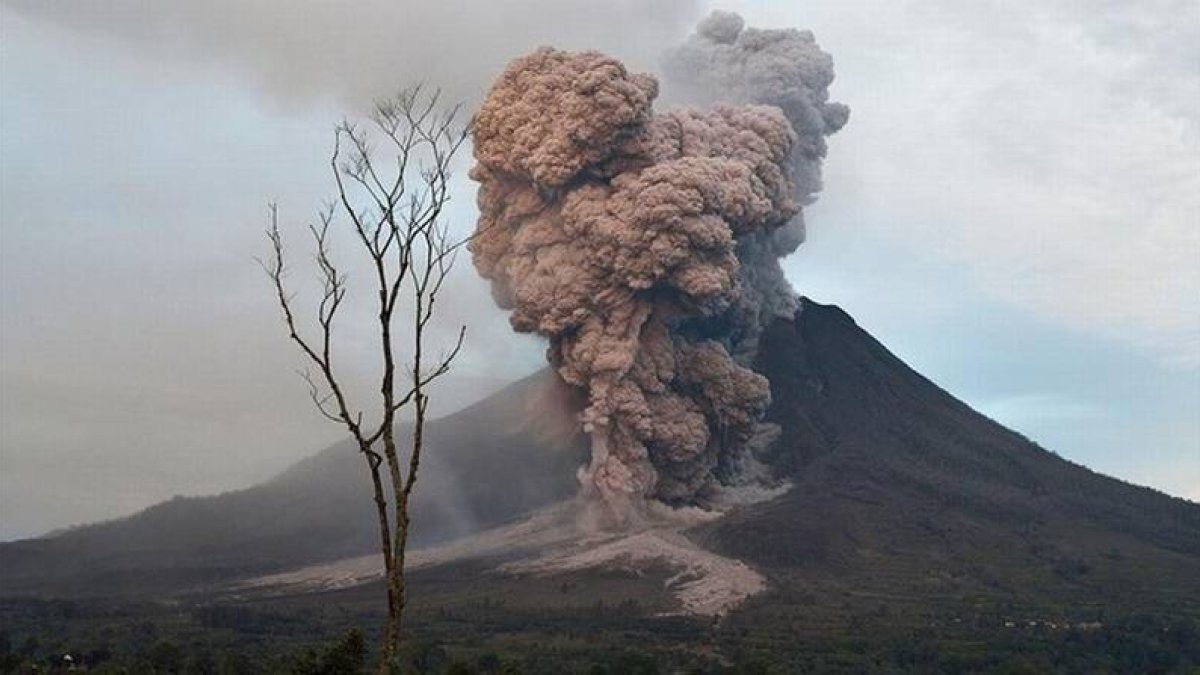 La pluma de ceniza emitida por el volcán Sinabung, en el norte de la isla de Sumatra.