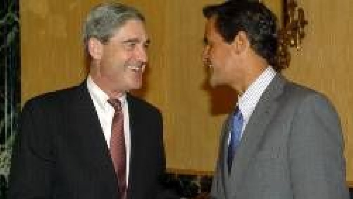 Robert S. Mueller saluda al ministro de Justicia, López Aguilar, en su encuentro de ayer