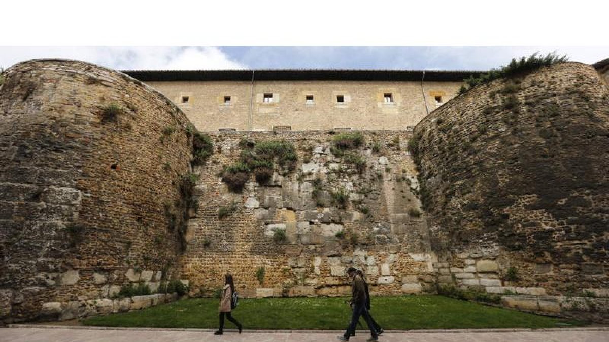 La muralla parece un ‘jardin vertical’ poblado de maleza; en Ramón y Cajal la muralla está prácticamente negra