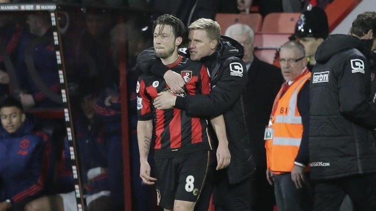 El entrenador del Bournemouth, Eddie Howe, abraza a Harry Arter tras sustituirle durante el partido contra el Manchester United.