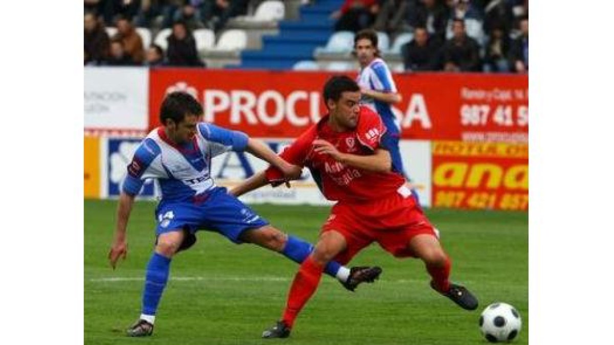 Jonathan Ruiz, en un lance del partido ante el Marino de Luanco