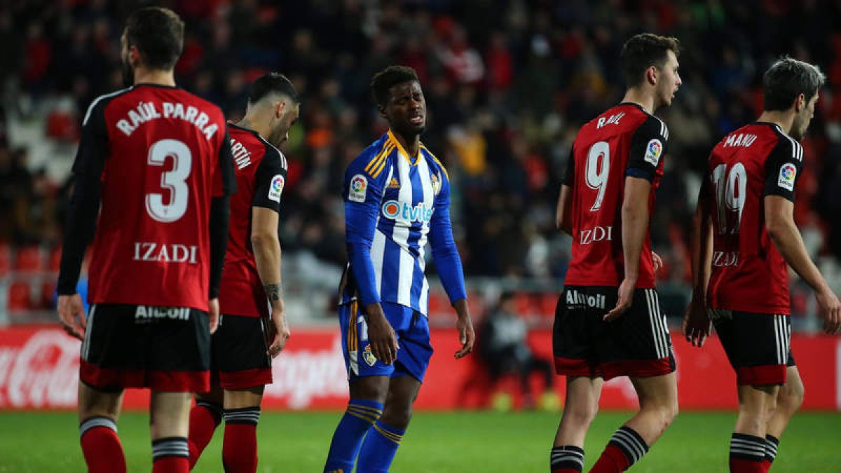 La Deportiva perdió 2-1 ante el Mirandés en el partido de la primera vuelta. L. DE LA MATA