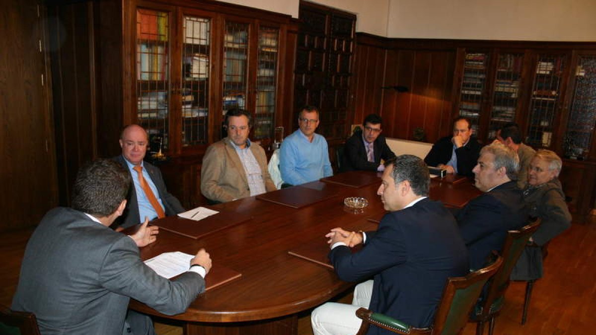 Riesco (en primer término) recibió a los miembros del Club Financiero y Social del Bierzo.