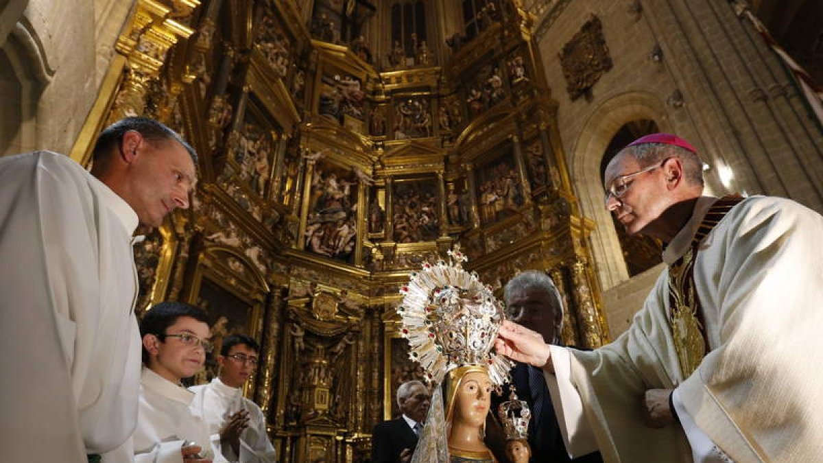 Un momento de la coronación de la Virgen ante una catedral abarrotada de devotos.